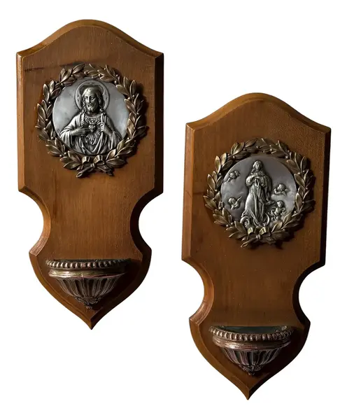 Foto de um(a) Arte Sacra Antiga Pia Batismal Coração Jesus Conceição, da categoria de Objetos religiosos e espirituais. ~ Arte Sacra ~ Antigo e raro par de pias de água benta em madeira de lei, com medalhões em prata com detalhes em bronze.... Vendido no marketplace Trésors.