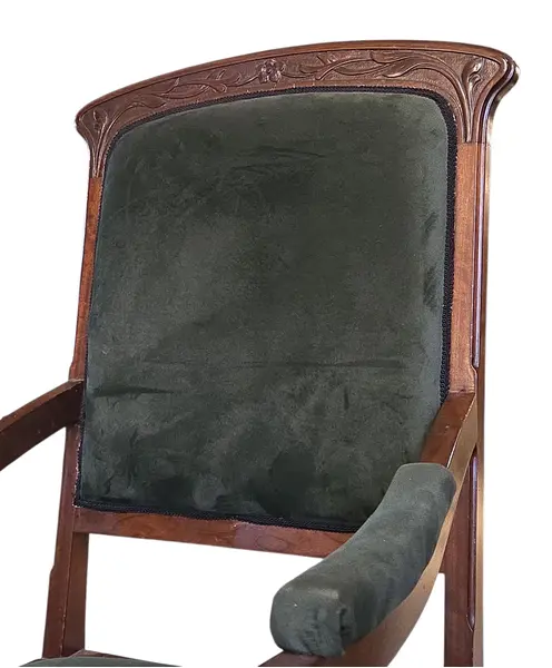 Foto de um(a) Poltrona Antiga em Imbuia Maciça - Estilo Clássico com Estofado Verde Musgo, da categoria de Outras cadeiras . A elegância da imbuia aliada ao conforto de uma peça histórica. Esta poltrona é confeccionada em imbuia maciça, madeira... Mostrado de uma perspectiva diferente. Vendido no marketplace Trésors.