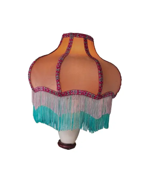 Foto de um(a) Abajur Boho em Porcelana, da categoria de Abajures. Luminária de mesa composta por base em porcelana branca e cúpula artesanal estruturada em aço inox. A cúpula destaca-se pelo... Vendido no marketplace Trésors.