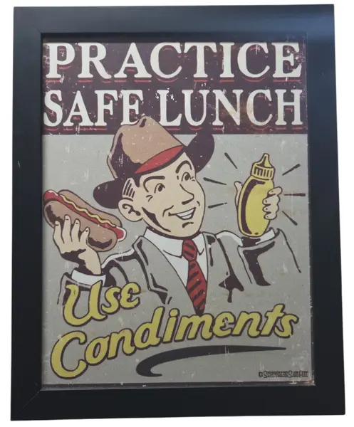 Foto de um(a) Quadro Decorativo Vintage - "Practice Safe Lunch - Use Condiments", da categoria de Fotografia. Dê um toque de humor retrô e personalidade ao seu ambiente com este quadro decorativo de estilo vintage. A peça apresenta... Mostrado de uma perspectiva diferente. Vendido no marketplace Trésors.