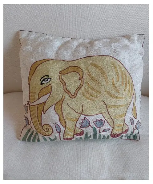 Foto de um(a) ALMOFADA INDIANA COM ELEFANTE AMARELO, da categoria de Almofadas e enchimentos. Almofada indiana com desenho de elefante amarelo Mede: 30x37cm. Mostrado de uma perspectiva diferente. Vendido no marketplace Trésors.