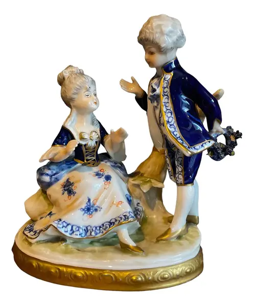 Foto de um(a) Antigo Bloco Escultórico Escultura Fidalgos Porcelana Alemã, da categoria de Escultura. Antigo e delicadíssimo bloco escultórico representando casal de fidalgos em linda cena romântica. Peça feita à mão em... Vendido no marketplace Trésors.