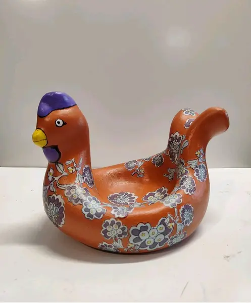 Foto de um(a) Galinha Porta Ovos em Terracota Nordestina, Motivo Floral, Década de 1980, da categoria de Outros objetos decorativos. Galinha porta ovos em terracota nordestina com decupage policromada motivo floral e vitrificada, década de 1980. A: 16 cm L:... Mostrado de uma perspectiva diferente. Vendido no marketplace Trésors.