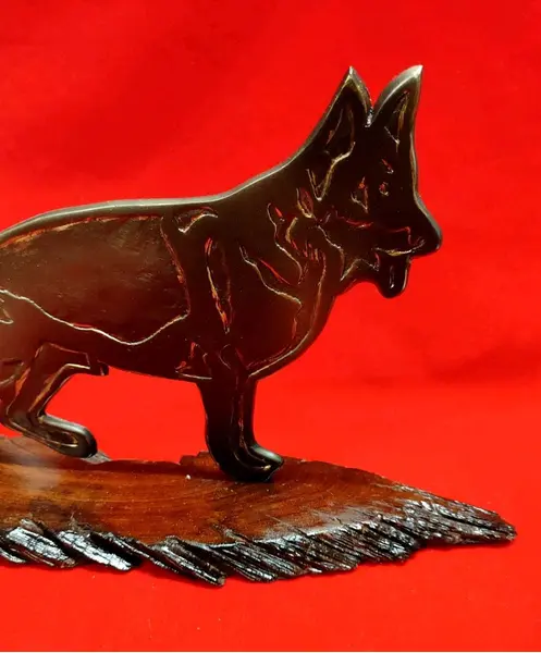 Foto de um(a) Escultura 2d Pastor Alemão em Alumínio, Década de 1970, da categoria de Escultura. Escultura 2d em alumínio com pátina bronze, relevos em dourado, base feita de fatia de tronco envernizada, década de 1970.A:... Mostrado de uma perspectiva diferente. Vendido no marketplace Trésors.