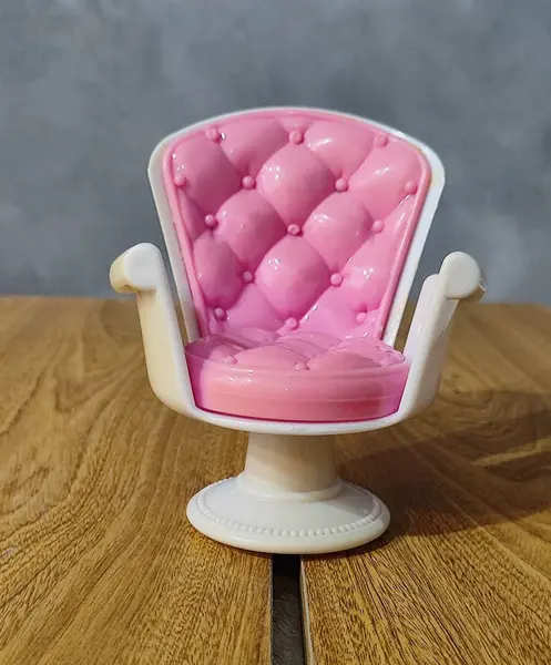 Foto de um(a) Mini Cadeirinha Pink Barbie, Década de 1990, da categoria de Modelos e estatuetas. Miniatura de cadeira em acrílico rosa com capitone e estrutura giratória na cor bege, década de 1990 h: 12,4 cm l: 10,6 cm... Mostrado de uma perspectiva diferente. Vendido no marketplace Trésors.