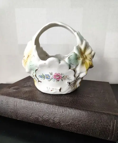 Foto de um(a) Mini Floreira Porcelana Brasileira, Década de 1940, da categoria de Cachepot. Floreira em porcelana policromada brasileira com flores em relevo e adesivo floral com acabamento em filetes em ouro, década... Mostrado de uma perspectiva diferente. Vendido no marketplace Trésors.