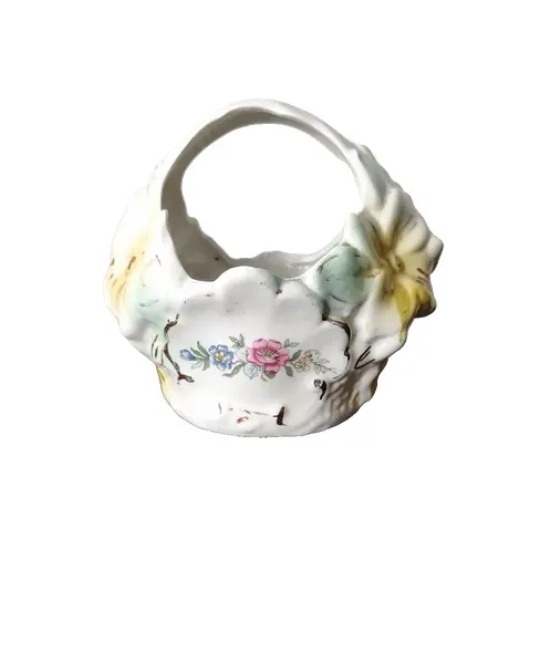 Foto de um(a) Mini Floreira Porcelana Brasileira, Década de 1940, da categoria de Cachepot. Floreira em porcelana policromada brasileira com flores em relevo e adesivo floral com acabamento em filetes em ouro, década... Vendido no marketplace Trésors.