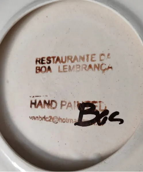Foto de um(a) Prato Decorativo Peppo Cucina, Porto Alegre, 2015, da categoria de Pratos Decorativos. Prato em cerâmica com nome de restaurante da região sul do país. Peppo cucina, porto alegre, 2009 pintura à mão com design... Mostrado de uma perspectiva diferente. Vendido no marketplace Trésors.