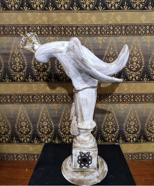 Foto de um(a) Divino Espírito Santo em Madeira, da categoria de Objetos religiosos e espirituais. Divino Espírito Santo em madeira e cerâmica com coroa em metal dourado e pedras azuis. Base com arabescos em latão oxidado e... Mostrado de uma perspectiva diferente. Vendido no marketplace Trésors.