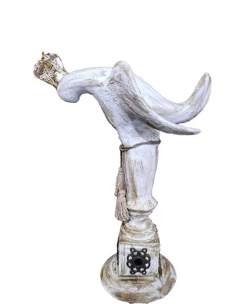 Foto de um(a) Divino Espírito Santo em Madeira, da categoria de Objetos religiosos e espirituais. Divino Espírito Santo em madeira e cerâmica com coroa em metal dourado e pedras azuis. Base com arabescos em latão oxidado e... Vendido no marketplace Trésors.
