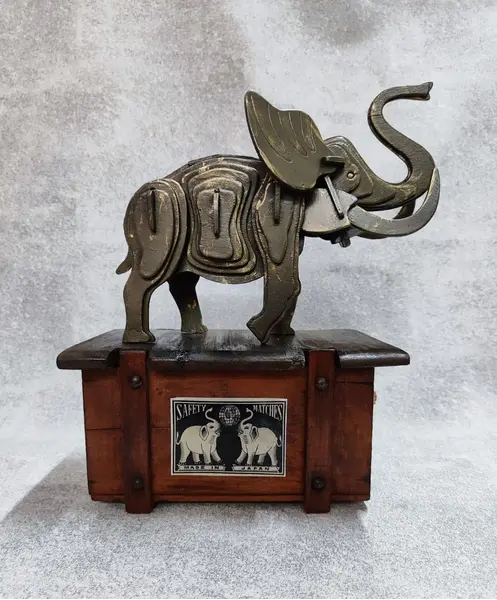 Foto de um(a) Caixa Container Elefante, Década de 1940, da categoria de Cestos e Caixas. Contêiner elefante: caixa de madeira com tampa de elefante em compensado com corte computadorizado com pátina bronze... Mostrado de uma perspectiva diferente. Vendido no marketplace Trésors.