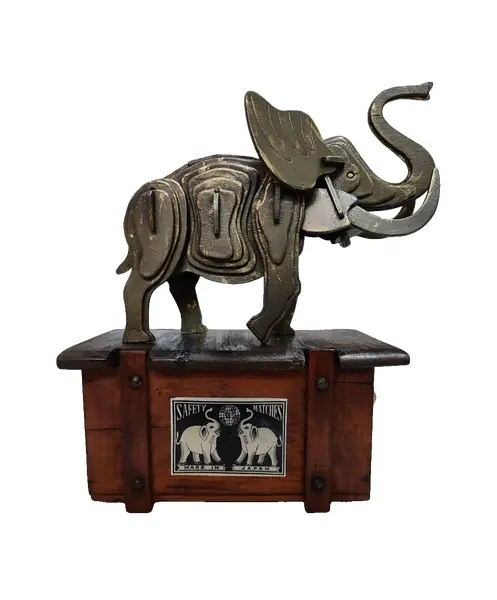 Foto de um(a) Caixa Container Elefante, Década de 1940, da categoria de Cestos e Caixas. Contêiner elefante: caixa de madeira com tampa de elefante em compensado com corte computadorizado com pátina bronze... Vendido no marketplace Trésors.