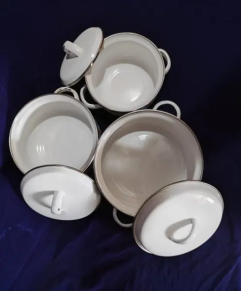 Foto de um(a) Panelinhas Esmaltadas Infantil, Década de 1990, da categoria de Panelas. Combo de panelas esmaltadas, alças e tampa com borda de inox. Desenho infantil com família de ursinhos em ambos os lados da... Mostrado de uma perspectiva diferente. Vendido no marketplace Trésors.