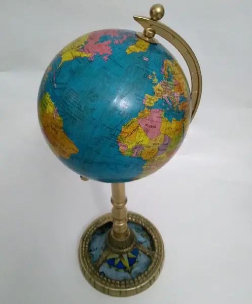 Foto de um(a) Globo Rosa Dos Ventos, da categoria de Globos. Globo terrestre rosa dos ventos: base em latão e madeira dourada torneada e rosa dos ventos como inspiração. peça única pelo... Mostrado de uma perspectiva diferente. Vendido no marketplace Trésors.