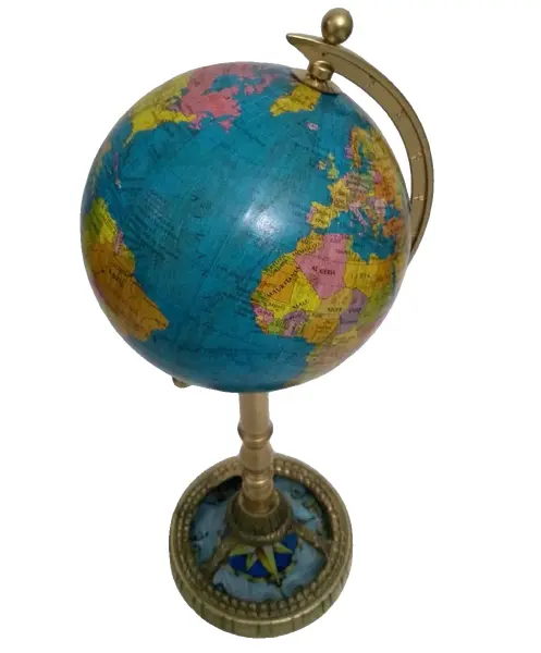 Foto de um(a) Globo Rosa Dos Ventos, da categoria de Globos. Globo terrestre rosa dos ventos: base em latão e madeira dourada torneada e rosa dos ventos como inspiração. peça única pelo... Vendido no marketplace Trésors.
