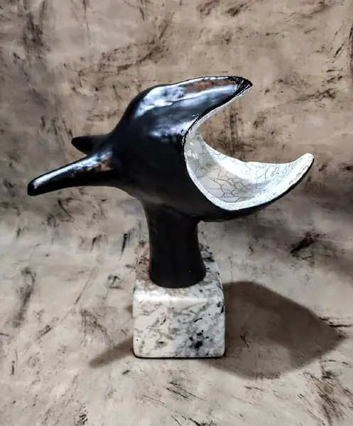 Foto de um(a) Escultura Cerâmica Preta e Branco, Década de 2000, da categoria de Escultura. Escultura em cerâmica preto e branco esmaltada e craqueada com base em granito maciço. Peça única pelo designer marcelus... Mostrado de uma perspectiva diferente. Vendido no marketplace Trésors.