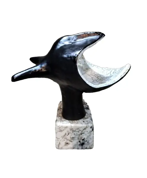 Foto de um(a) Escultura Cerâmica Preta e Branco, Década de 2000, da categoria de Escultura. Escultura em cerâmica preto e branco esmaltada e craqueada com base em granito maciço. Peça única pelo designer marcelus... Vendido no marketplace Trésors.