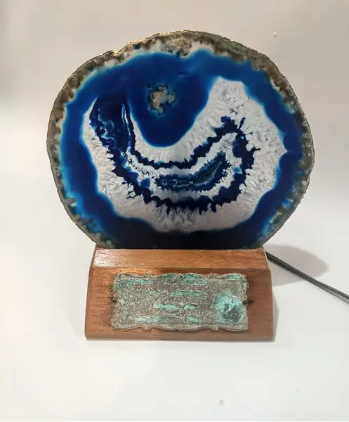 Foto de um(a) Luminária em Ágata, da categoria de Abajures. Luminária de mesa feita com trofeu dos anos 1980 com lâmina de ágata com borda folhada a ouro e base de madeira com soquete... Mostrado de uma perspectiva diferente. Vendido no marketplace Trésors.