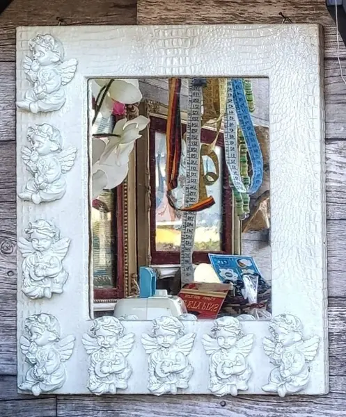 Foto de um(a) Espelhos Anjos Anos 90, da categoria de Espelhos. Espelho com moldura em madeira, textura de croco branco e com aplicação de anjos em resina, década de 1990 peça única pelo... Mostrado de uma perspectiva diferente. Vendido no marketplace Trésors.