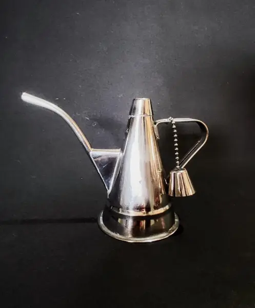 Foto de um(a) Almotolia em Inox, Década de 1970, da categoria de Outros utensílios para servir. Almotolia: utensílio para azeite em aço inox com capacidade de 1/4 de litro. Tipicamente português dos anos 1970. Bico fino... Mostrado de uma perspectiva diferente. Vendido no marketplace Trésors.