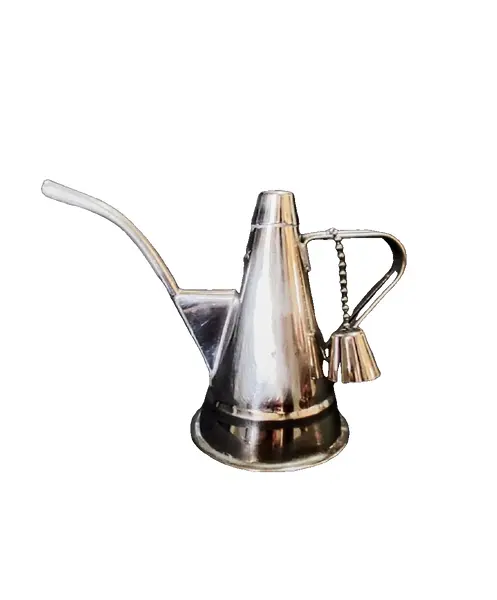 Foto de um(a) Almotolia em Inox, Década de 1970, da categoria de Outros utensílios para servir. Almotolia: utensílio para azeite em aço inox com capacidade de 1/4 de litro. Tipicamente português dos anos 1970. Bico fino... Vendido no marketplace Trésors.