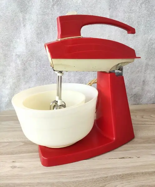 Foto de um(a) Batedeira Arno 60'S, da categoria de Eletrodomésticos. Batedeira arno, década de 1960, na cor vermelha com duas pás metálicas, dois bolws em plástico com 16 cm e 22 cm de diâmetro... Mostrado de uma perspectiva diferente. Vendido no marketplace Trésors.