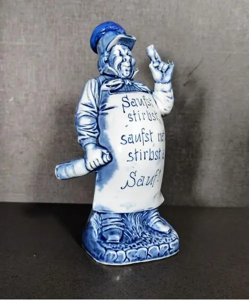 Foto de um(a) Garrafa Alemã Shefer e Vater, Década de 1920, da categoria de Garrafas, potes e jarros. Garrafa de bebida alemã em porcelana monocromática dos anos 1920, da marca shefer & vater. Atualmente peça colecionável. A:... Mostrado de uma perspectiva diferente. Vendido no marketplace Trésors.