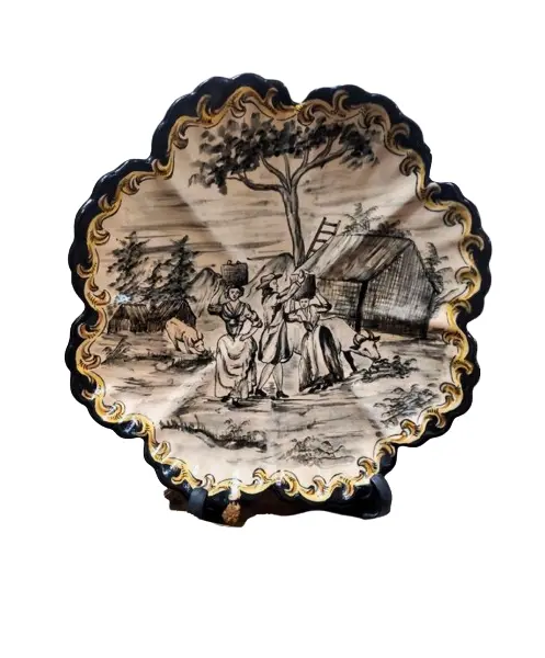 Foto de um(a) Prato Terracota Cena Campestre anos 40, da categoria de Pratos Decorativos. Prato em terracota esmaltado, pintado à mão nas cores bege, preto, cinza e amarela com arabescos na borda e oito gomos. Cena... Vendido no marketplace Trésors.