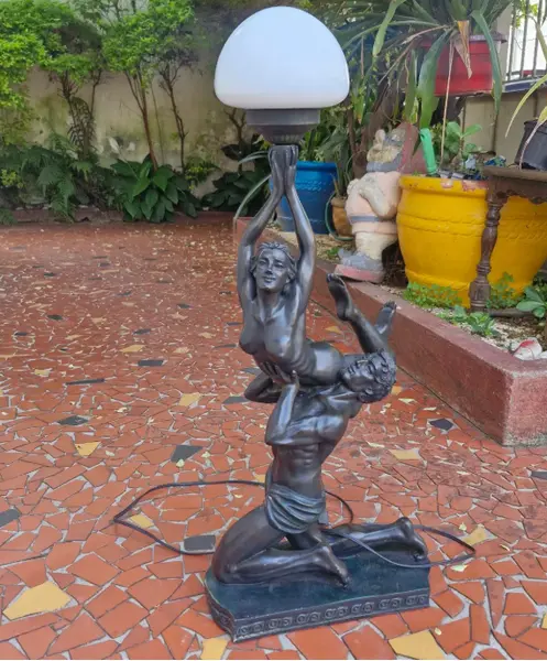 Foto de um(a) ​Luminária de mesa escultórica em estilo Art Déco, da categoria de Abajures. Luminária de mesa escultórica em estilo Art Déco, feita em liga metálica comumente conhecida como petit-bronze. Composição... Mostrado de uma perspectiva diferente. Vendido no marketplace Trésors.
