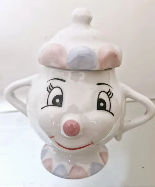 Foto de um(a) Lindíssimo jogo de chá A Bela e a Fera em porcelana, da categoria de Conjuntos de café e chá. Lindo jogo de chá 'A Bela e a Fera' em porcelana, rico em detalhes! Contém:- Bandeja- 2 Xícaras com pires- 1 Açucareiro- 1... Mostrado de uma perspectiva diferente. Vendido no marketplace Trésors.