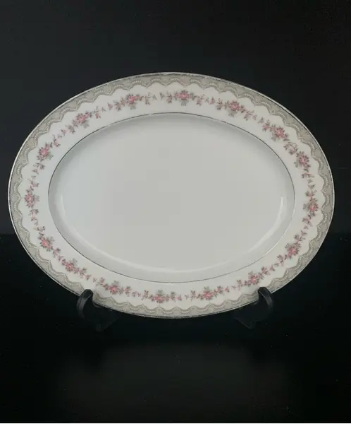 Foto de um(a) Aparelho de jantar Noritake 26 peças, da categoria de Jogos de pratos. Aparelho de jantar Noritake modelo Glenwood #5770, todas peças com friso em prata, sendo: 3 travessas, grande, média e... Mostrado de uma perspectiva diferente. Vendido no marketplace Trésors.