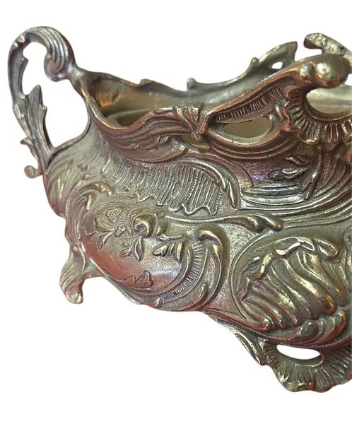 Foto de um(a) Centro de Mesa em Bronze Maciço, da categoria de Centro de mesa. Eleve o nível da sua decoração com este imponente centro de mesa em bronze maciço. Com acabamento refinado e peso... Mostrado de uma perspectiva diferente. Vendido no marketplace Trésors.