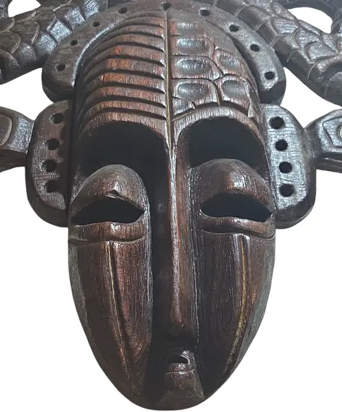 Foto de um(a) Máscara Tribal Decorativa em Madeira Nobre – Entalhe de Serpentes e Simbolismo Africano, da categoria de Objetos de parede esculturais. Esta é uma peça de arte mural imponente e sofisticada, perfeita para colecionadores ou para quem deseja um ponto focal... Mostrado de uma perspectiva diferente. Vendido no marketplace Trésors.