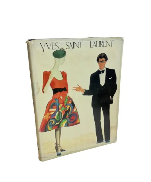 Foto de um(a) Livro capa dura Yves Saint Laurent 1983, da categoria de Livros. Maravilhoso livro capa dura em tecido, em inglês, de 1983. Marcas do tempo e uso. Vendido no marketplace Trésors.