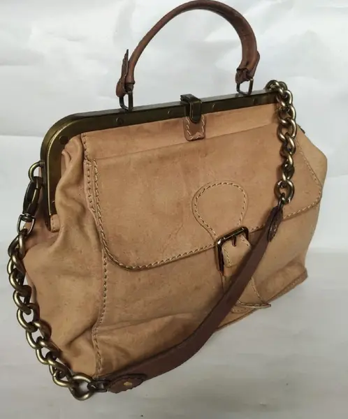 Foto de um(a) Bolsa Valise Anos 80, da categoria de Bolsas. Bolsa em couro pespontado na cor bege e alça em metal dourado, tipo valise, década de 1989. A: 32cm L: 34cm P: 13cm Peso:... Mostrado de uma perspectiva diferente. Vendido no marketplace Trésors.