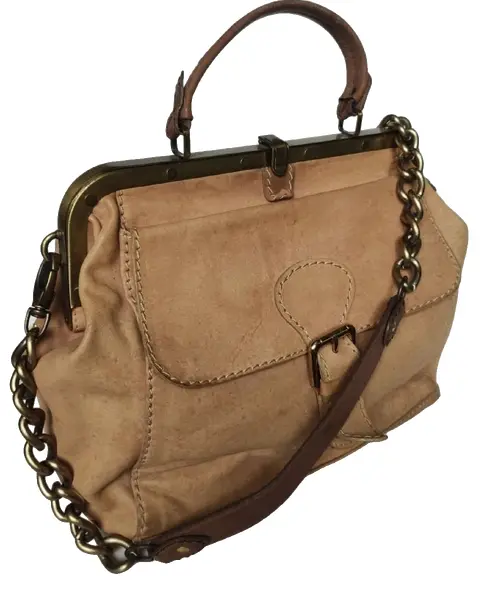 Foto de um(a) Bolsa Valise Anos 80, da categoria de Bolsas. Bolsa em couro pespontado na cor bege e alça em metal dourado, tipo valise, década de 1989. A: 32cm L: 34cm P: 13cm Peso:... Vendido no marketplace Trésors.