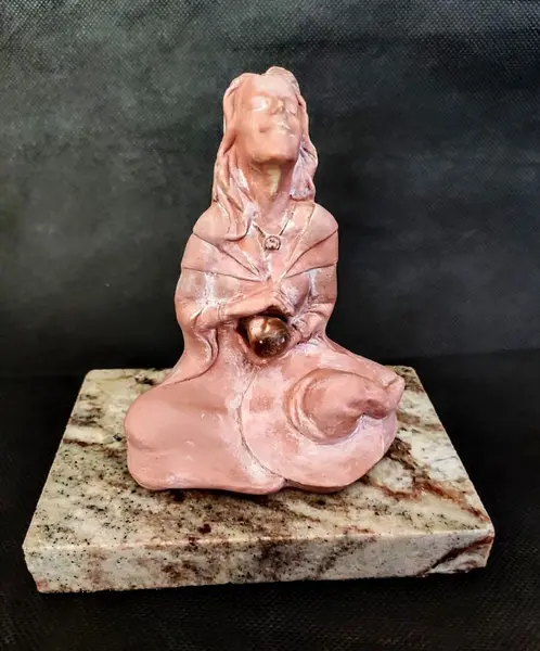 Foto de um(a) Escultura Cristal Woman Anos 90, da categoria de Escultura. Escultura feminina em resina com pátina terracota com um cristal nas mãos, base em granito, década de 1990. A: 15 cm / L:... Mostrado de uma perspectiva diferente. Vendido no marketplace Trésors.