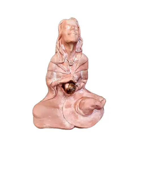 Foto de um(a) Escultura Cristal Woman Anos 90, da categoria de Escultura. Escultura feminina em resina com pátina terracota com um cristal nas mãos, base em granito, década de 1990. A: 15 cm / L:... Vendido no marketplace Trésors.