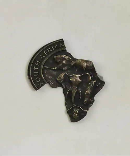 Foto de um(a) Apoio para Livros Leão 22', da categoria de Apoio para livros. Apoio de livros com base em silestone e leão em latão com pátina bronze envelhecido, com selo em latão da south áfrica... Mostrado de uma perspectiva diferente. Vendido no marketplace Trésors.