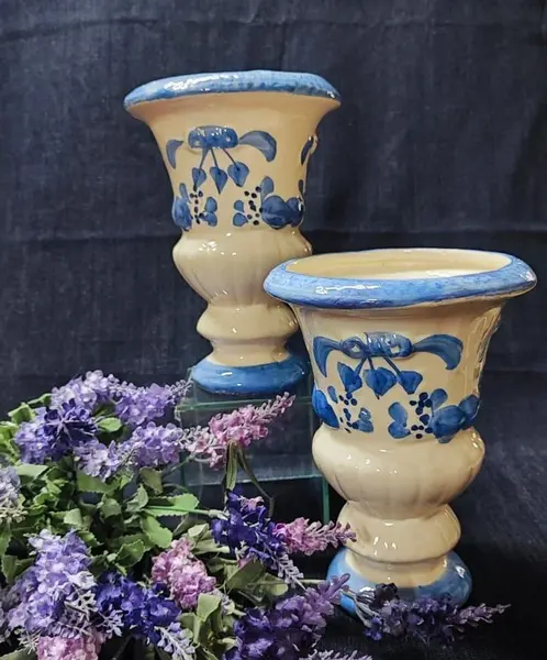 Foto de um(a) Par de Copas em Cerâmica Bege e Azul Cobalto, Década de 1980, da categoria de Vasos. Par de copas em cerâmica azul cobalto com bege, década de 1980. Sem identificação do fabricante. A: 20 cm / Diâmetro: 14,5... Mostrado de uma perspectiva diferente. Vendido no marketplace Trésors.