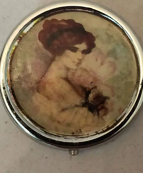 Foto de um(a) Latas Mulheres, da categoria de Organizadores. Latas customizadas e únicas em metal prateado, motivo mulheres de diversas épocas Medidas: 4,7cm de diâmetro e 1,3cm de... Mostrado de uma perspectiva diferente. Vendido no marketplace Trésors.