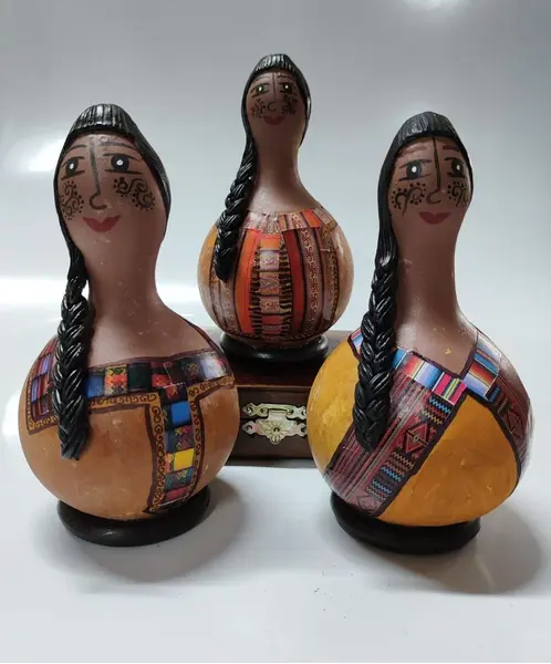 Foto de um(a) Bonecas em Porongo, Arte Peruana, Década de 1980, da categoria de Bonecas. Combo com 3 bonecas peruanas feitas com porongo, com decupagem das listras clássicas do tear manual. Únicas e divertidas,... Mostrado de uma perspectiva diferente. Vendido no marketplace Trésors.