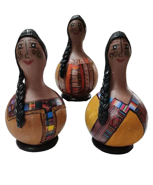 Foto de um(a) Bonecas em Porongo, Arte Peruana, Década de 1980, da categoria de Bonecas. Combo com 3 bonecas peruanas feitas com porongo, com decupagem das listras clássicas do tear manual. Únicas e divertidas,... Vendido no marketplace Trésors.