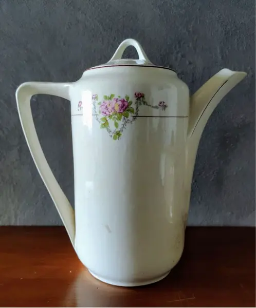 Foto de um(a) Bule Floral, Anos 40, da categoria de Bules. Bule em porcelana com motivo floral e filete bordô, década de 1940. Fabricado por iguassu - curitiba . A: 22 cm Diâmetro:... Mostrado de uma perspectiva diferente. Vendido no marketplace Trésors.