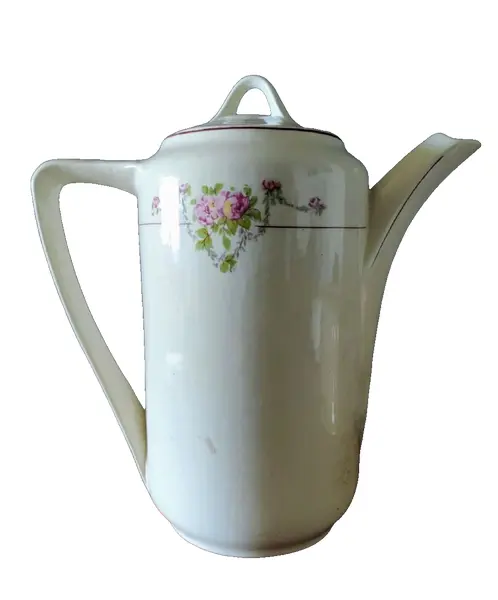 Foto de um(a) Bule Floral, Anos 40, da categoria de Bules. Bule em porcelana com motivo floral e filete bordô, década de 1940. Fabricado por iguassu - curitiba . A: 22 cm Diâmetro:... Vendido no marketplace Trésors.