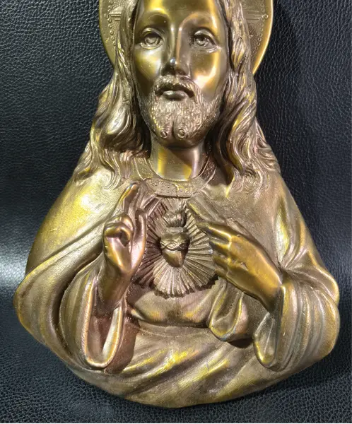 Foto de um(a) Imagem de Jesus em metal para pendurar, da categoria de Objetos religiosos e espirituais. Linda imagem do Sagrado Coração de Jesus em metal envelhecido para pendurar na parede. Rica em detalhes e expressão. Mede:A... Mostrado de uma perspectiva diferente. Vendido no marketplace Trésors.