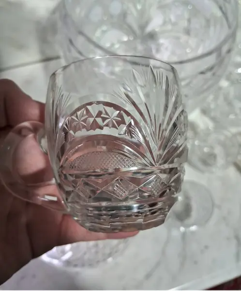 Foto de um(a) Poncheira em cristal lapidado com 12 canecos, da categoria de Outros utensílios para servir. Poncheira em cristal ricamente lapidado com 12 canecos. Peças em perfeito estado. Não possui concha. Mede:A (sem tampa)... Mostrado de uma perspectiva diferente. Vendido no marketplace Trésors.