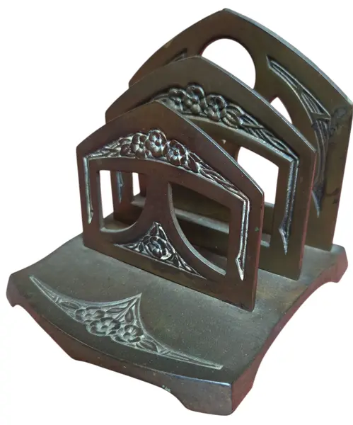 Foto de um(a) Porta Cartas Centenário, da categoria de Suportes decorativos. Celebrando um século de tradição, este porta cartas é fabricado em metal nobre com acabamento em bronze envelhecido.... Vendido no marketplace Trésors.