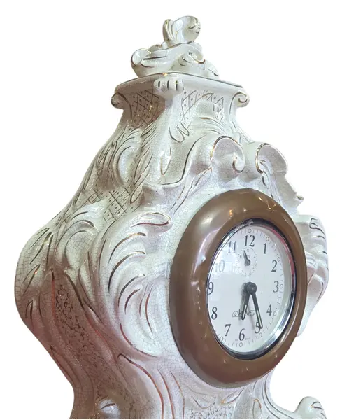 Foto de um(a) Relógio de Mesa em Porcelana Craquelada – Peça Decorativa, da categoria de Relógios de mesa. **RELÓGIO NÃO FUNCIONA, PEÇA ADAPTADA NA PORCELANA** Este elegante relógio de mesa é uma peça de destaque que une o charme... Mostrado de uma perspectiva diferente. Vendido no marketplace Trésors.