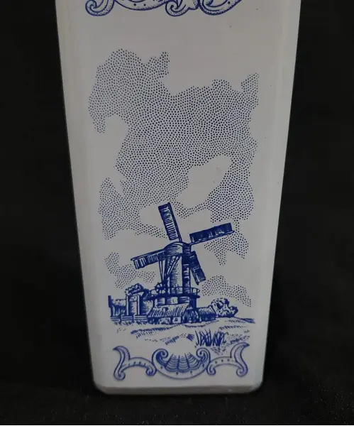 Foto de um(a) Belíssima garrafa opalinada holandesa, da categoria de Garrafas, potes e jarros. Linda garrafa vintage da marca Vandermint, fabricada na Holanda e originária aproximadamente da década de 1970. Ela é... Mostrado de uma perspectiva diferente. Vendido no marketplace Trésors.